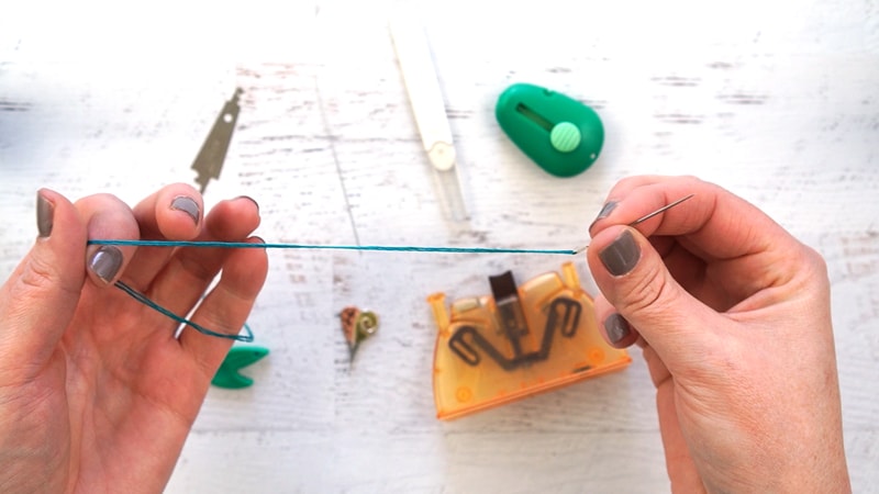 How to Easily Thread 6 Strands of Embroidery Floss on a Needle - Cutesy  Crafts